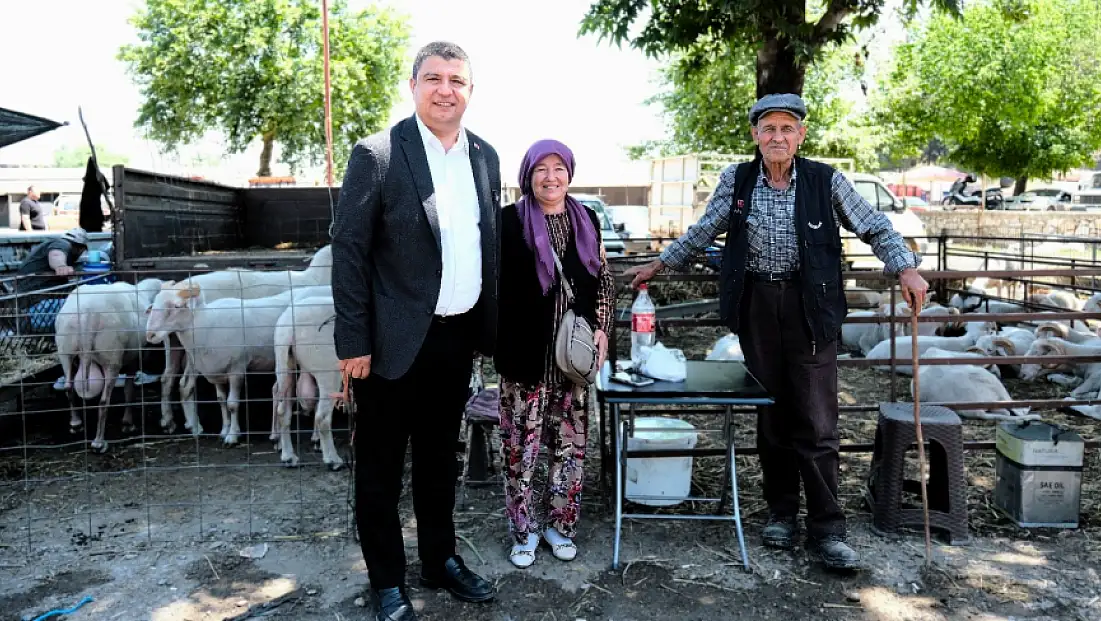 Başkan Okuroğlu Tire Belediyesi Hayvan Pazarı esnafını ziyaret etti