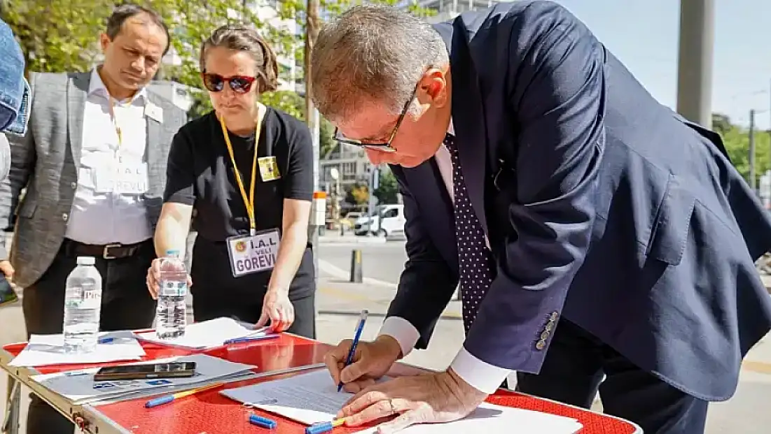 İzmir Atatürk Lisesi'nde imza kampanyası | Başkan Tugay da katıldı