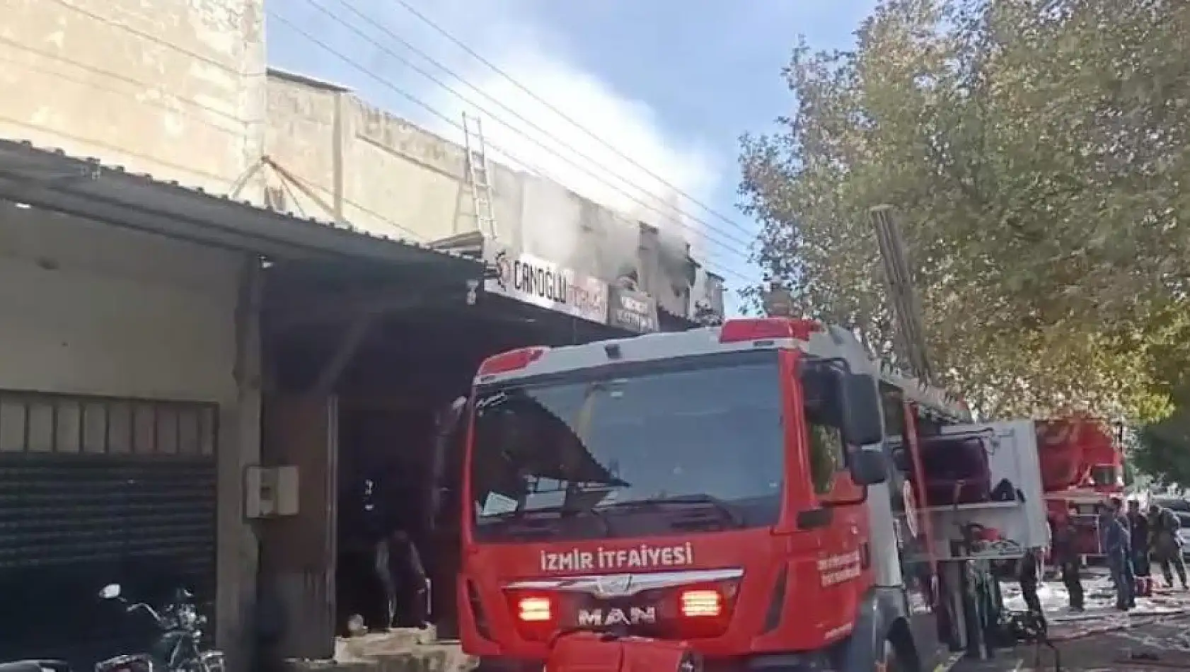 Bergama'da iş yerinde çıkan yangın söndürüldü