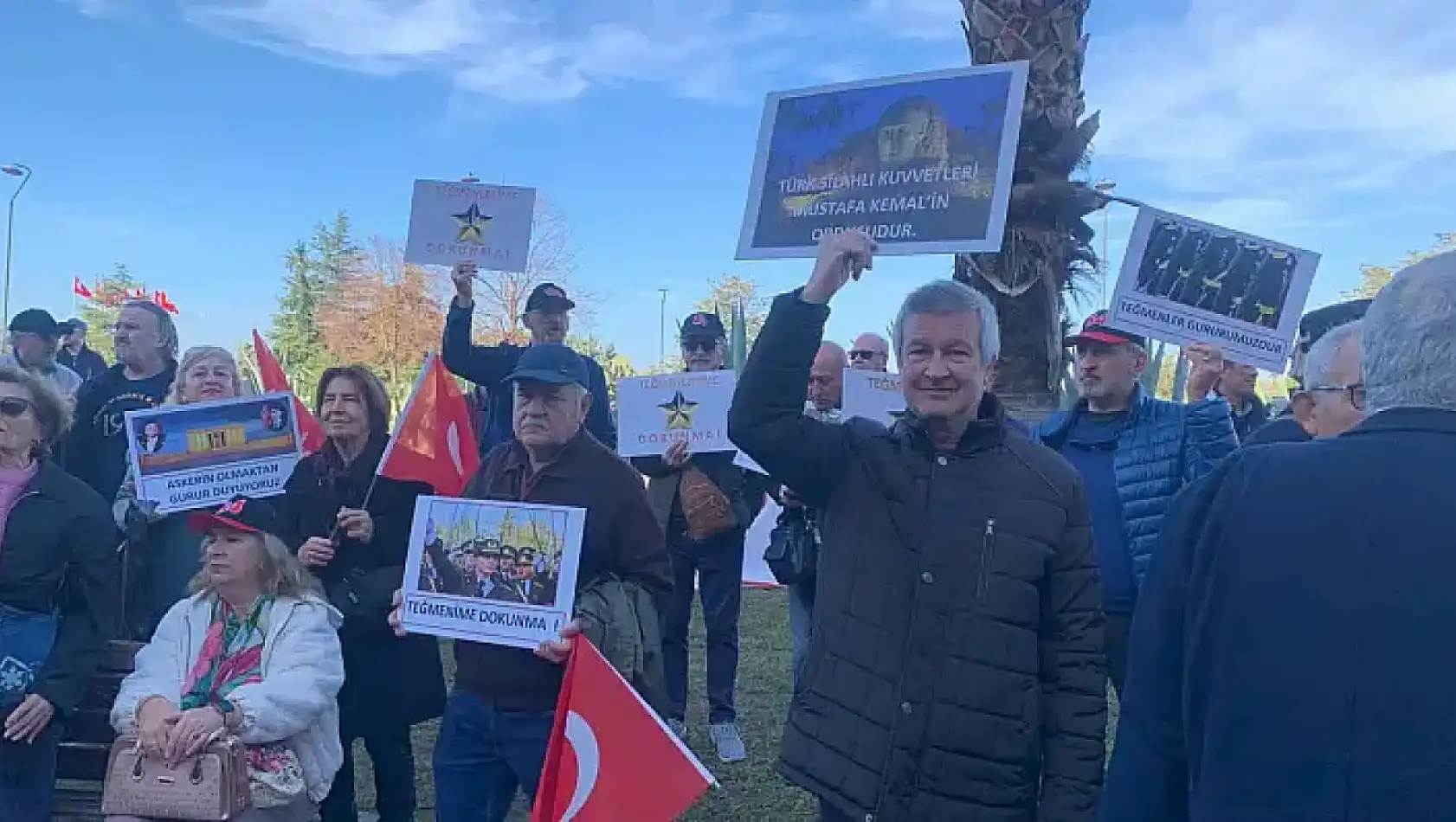 Eski askerlerden teğmenlere İzmir'de destek