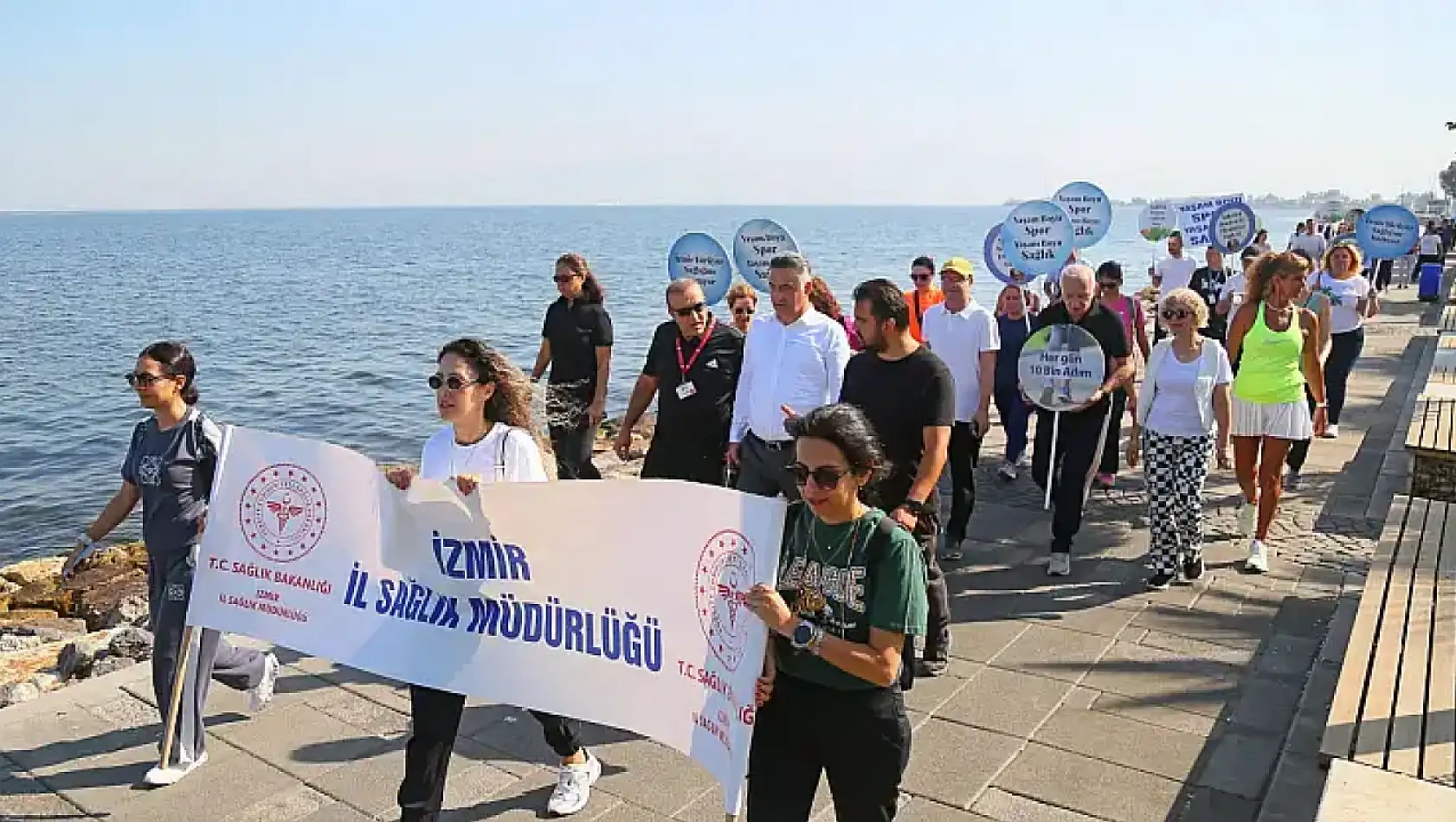 İzmirliler sağlıklı kalmak için yürüdüler