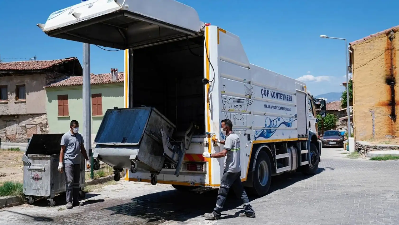 Tire Belediyesi  çöp konteynerlerini dezenfekte ediyor