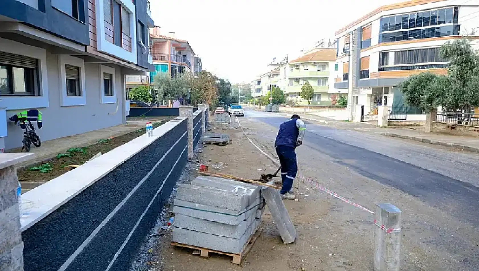 Tire'de Hürriyet Mahallesi kaldırım çalışmaları devam ediyor