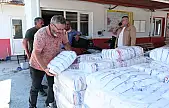 Tire Belediyesi'nden kırsal mahallelere Kurban Bayramı öncesi tuz, çuval ve kireç desteği