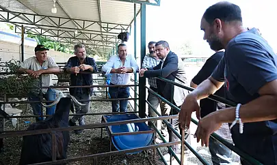 Başkan Okuroğlu Tire Belediyesi Hayvan Pazarı esnafını ziyaret etti