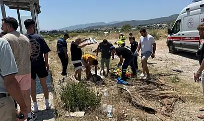 Motosiklet otobüs durağına çarptı