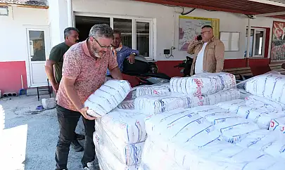 Tire Belediyesi'nden kırsal mahallelere Kurban Bayramı öncesi tuz, çuval ve kireç desteği