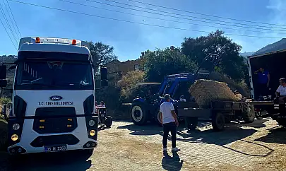 Tire Belediyesi samanları yangın bölgesine ulaştırdı