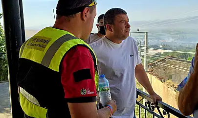 Tire'de Alacalı mahallesinde yangın devam ediyor