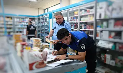 Tire'de zabıta, marketteki tarihi geçmiş ürünlere el koydu