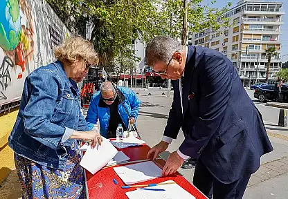 İzmir Atatürk Lisesi'nde imza kampanyası | Başkan Tugay da katıldı