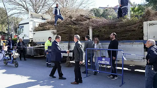Tire Belediyesi 3 bin meyve fidanı dağıttı