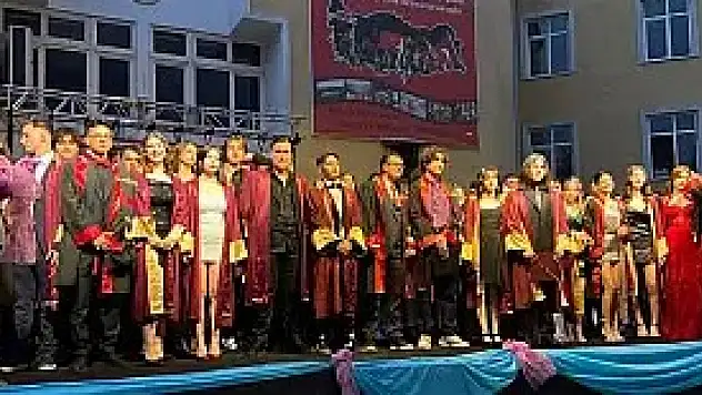 Tire Kutsan Anadolu Lisesi'nde mezuniyet sevinci
