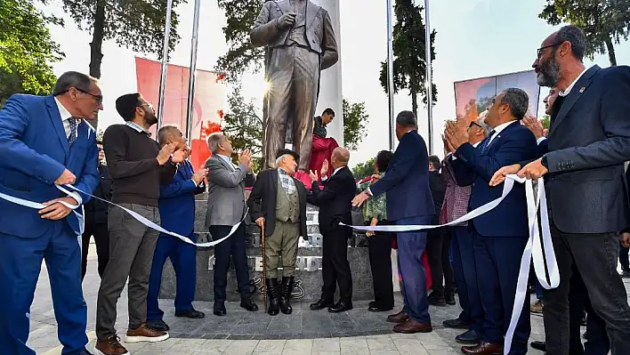 Tire Cumhuriyet Meydanı’nda Atatürk heykeli açıldı