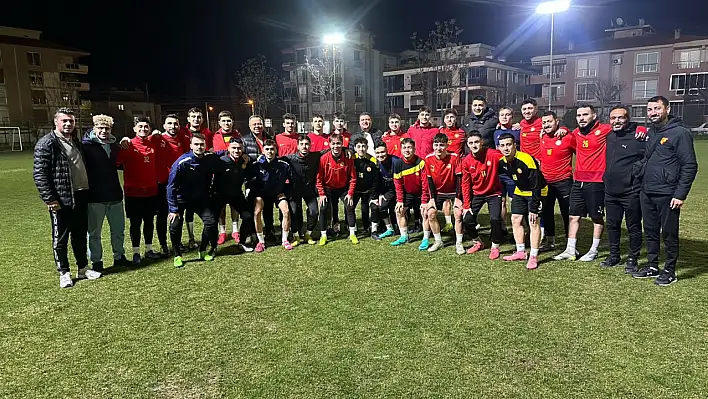 Başkan Okuroğlu Tire Belediye Spor'u antrenmanda ziyaret etti