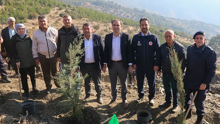 Bayındır'da 'Milli Ağaçlandırma Günü' kapsamında ağaçlandırma etkinliği yapıldı