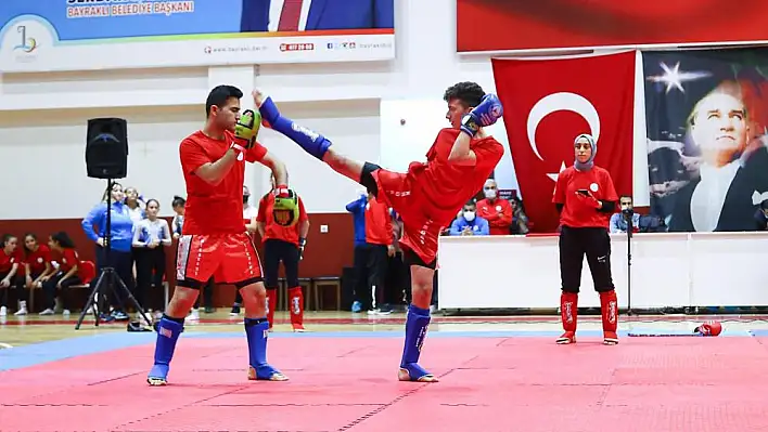 Bayraklı'da Cumhuriyet coşkusu sporla başladı