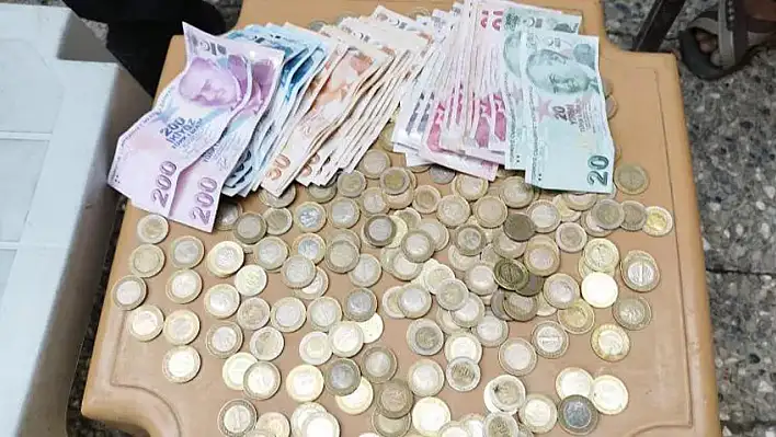 İzmir’de duygu sömürüsü yapan dilenciye 2 saatte 1,840 TL ceza kesildi