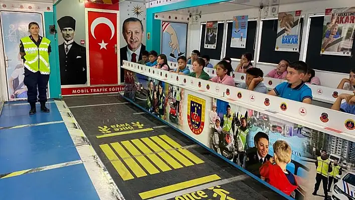 İzmir'de jandarmadan trafik güvenliği eğitimi