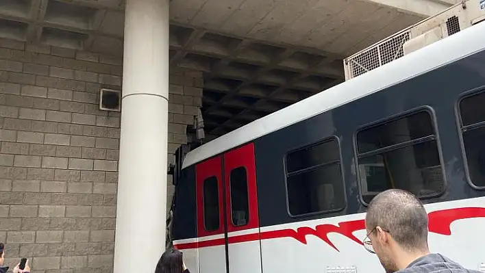 İzmir'de metro raydan çıkarak duvara çarptı!