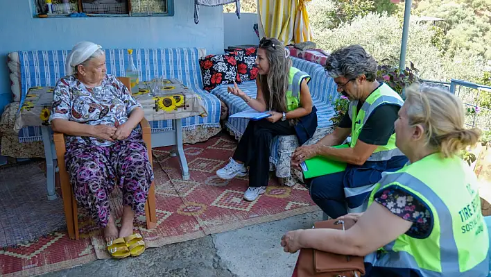 Kapı kapı gezip, vatandaşın belediyeden taleplerini soruyorlar