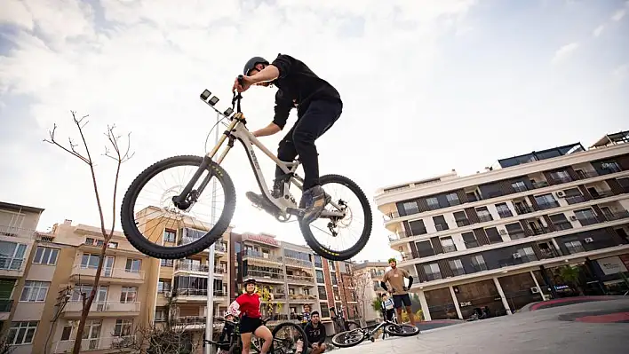 Karşıyaka'da pump track bisiklet parkuru yoğun ilgi görüyor