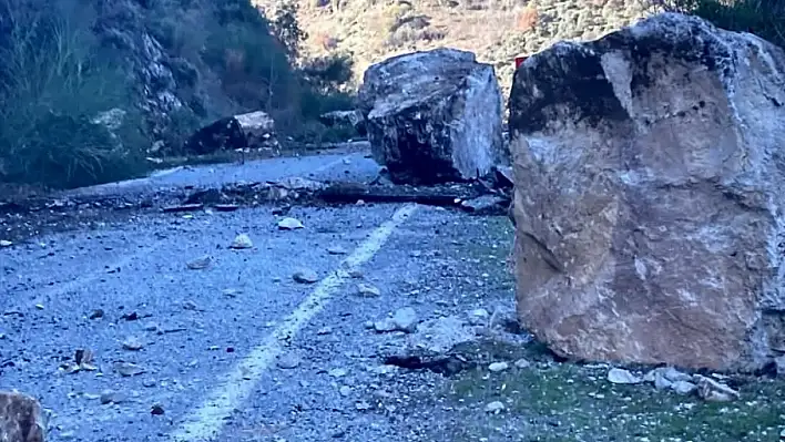 Ödemiş'te heyelan sonucu yol kapandı