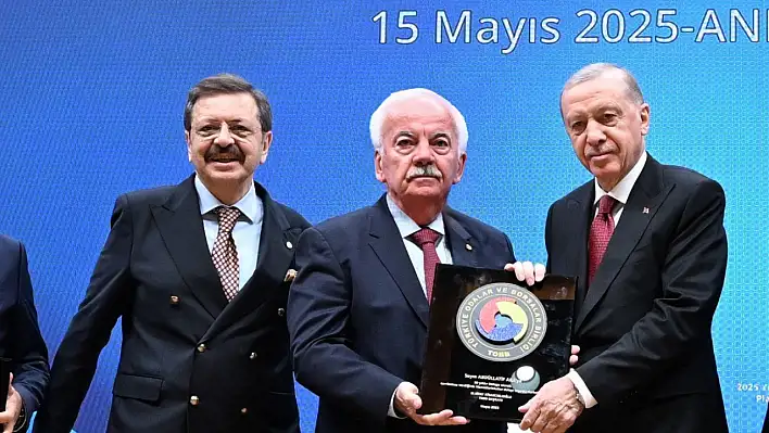 Ödemiş Ticaret Borsası Başkanı A. Latif Aka'ya Hizmet Şeref Belgesi takdim edildi
