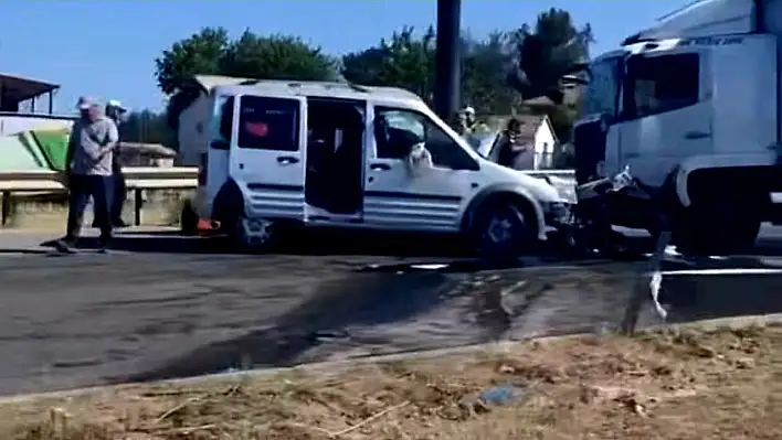 Hafif ticari araç tırla kafa kafaya çarpıştı