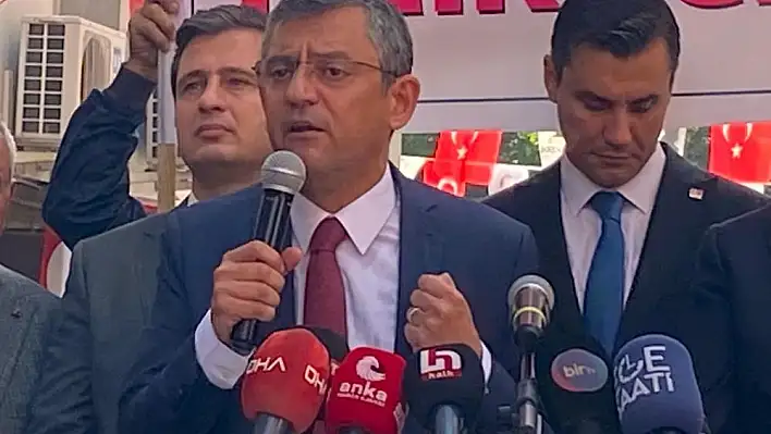 Özgür Özel, İzmir'de CHP'li delegelerle bir araya geldi