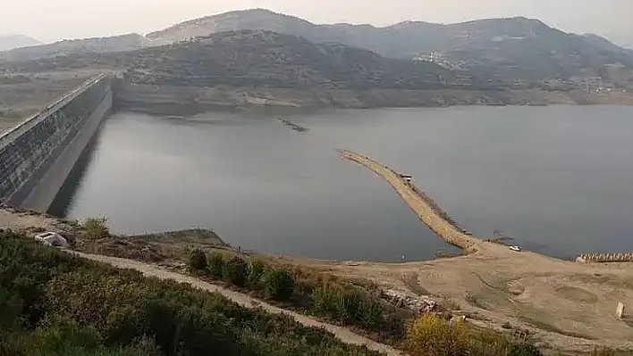 Tarım için kullanılan su tehlikeye girdi : Beydağ Barajı'nda su seviyesi düşüşte