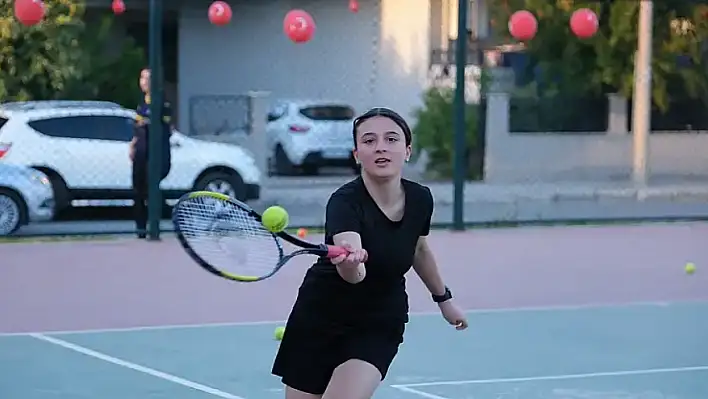 Tire Belediyesi'nden Cumhuriyet Kupası Tenis Turnuvası