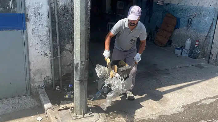 Tire Belediyesi Temizlik İşleri Müdürlüğü ekipleri gece boyu görevde