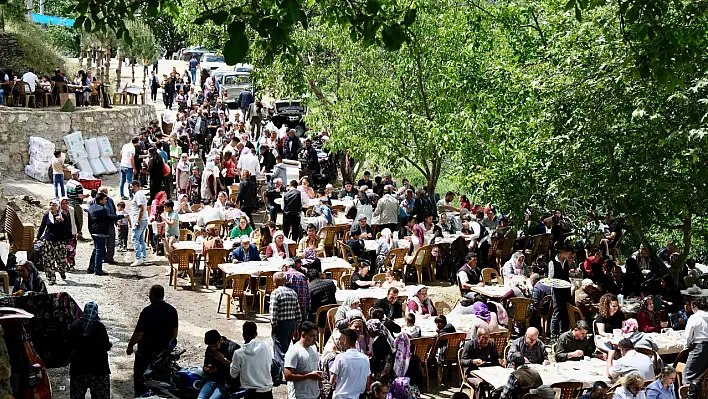 Tire Büyükkemerdere'de Geleneksel Sarı Baba Mahyası coşkuyla kutlandı