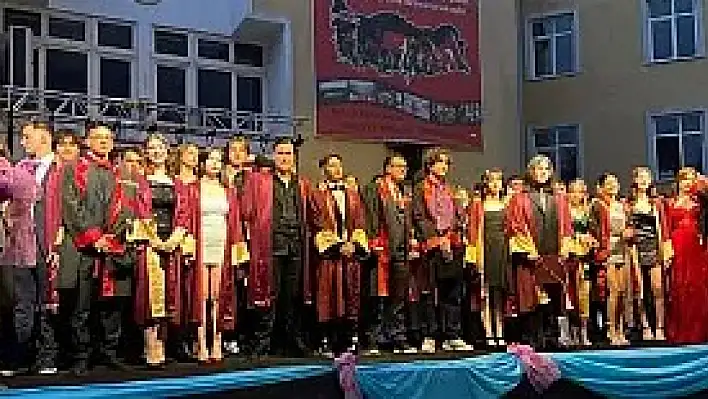 Tire Kutsan Anadolu Lisesi'nde mezuniyet sevinci