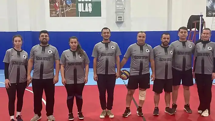 Tire Öğretmenler Voleybol Turnuvası çeyrek final heyecanı sona erdi