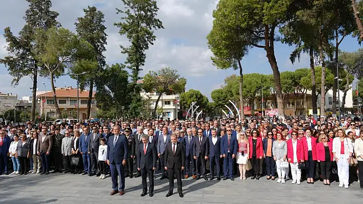 Tire’de Cumhuriyetimizin 100. Yılı kutlamaları çelenk sunma töreni ile başladı