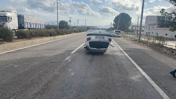 Torbalı'da devrilen otomobil hurdaya döndü