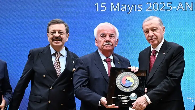 Ödemiş Ticaret Borsası Başkanı A. Latif Aka'ya Hizmet Şeref Belgesi takdim edildi